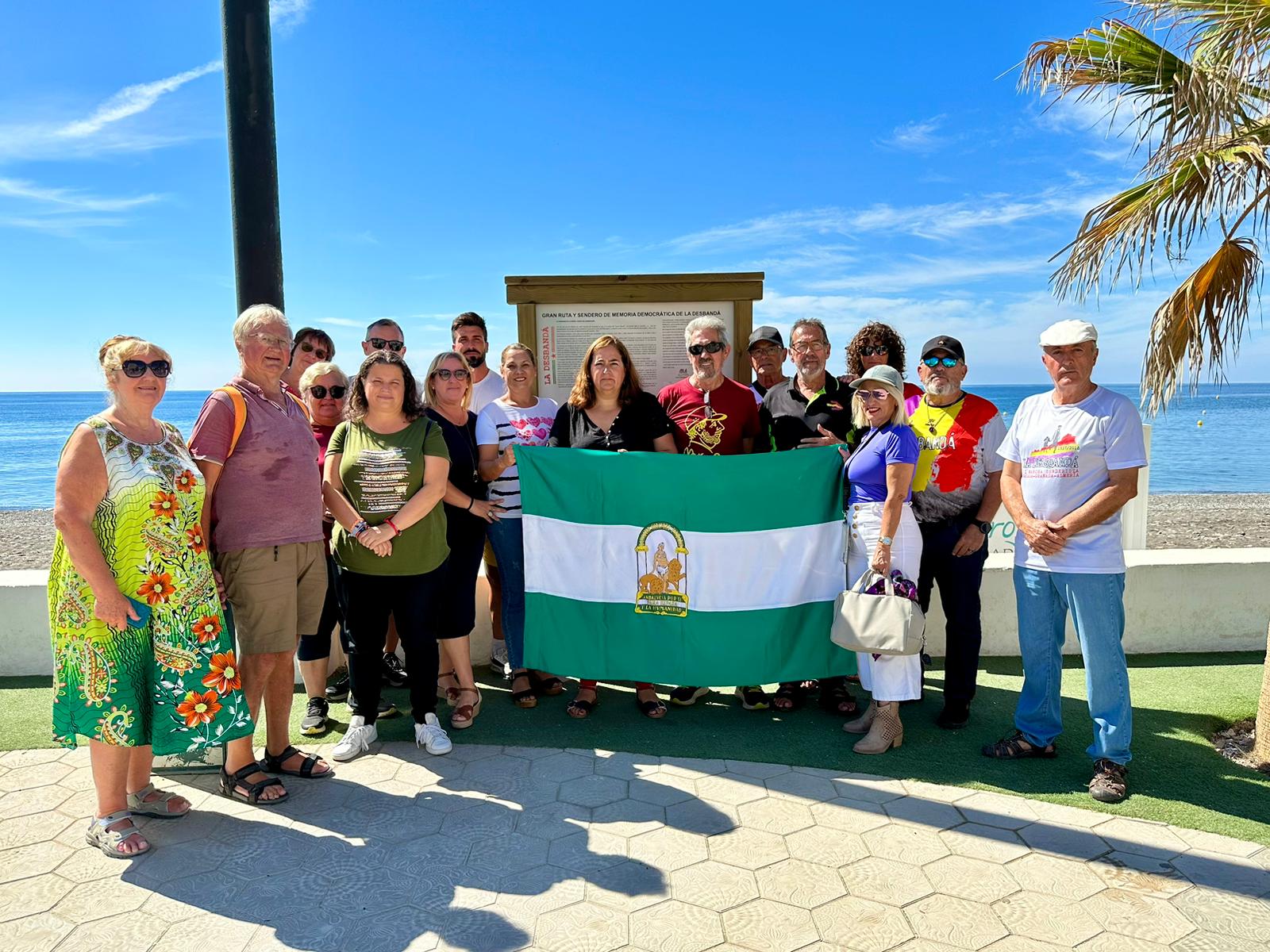 Se inaugura en La Rábita la marquesina que señaliza la Ruta y Sendero de la Desbandá